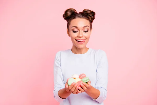 Retrato de agradável bonito winsome encantador infantil atraente engraçado menina alegre segurando em mãos grande pilha muitos açucarado gostoso gostoso delicioso deliciosas tortas isoladas sobre fundo rosa — Fotografia de Stock