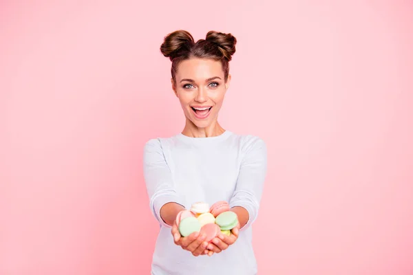 Porträt von netten netten entzückenden attraktiven lustigen mädchenhaften Mädchen bietet großen Haufen viele zuckerhaltige bunte Kuchen isoliert über rosa Pastell Hintergrund — Stockfoto