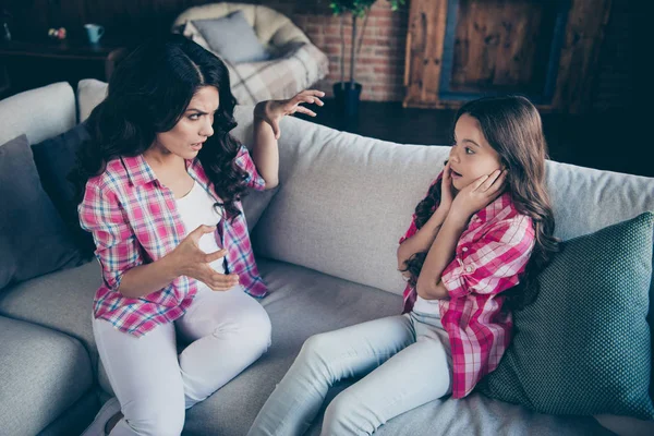 Porträt von nett aussehenden netten weinenden schönen attraktiven charmanten fröhlichen fröhlichen Menschen Mama Mama Mama sitzt auf der Liege im Haus — Stockfoto