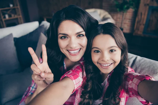 Auto-retrato de bonito bonito bonito bonito winsome adorável doce atraente encantador alegre pessoas mostrando v-sinal sentado no divã em casa dentro de casa — Fotografia de Stock