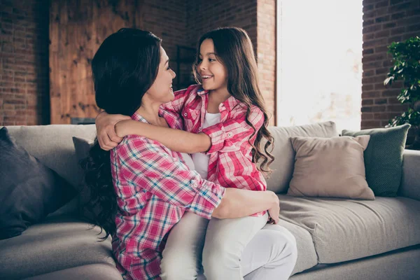 가까이 두 사람이 포옹 하는 측면 프로필 사진 엄마 작은 딸 엄마 무릎 핑크 착용 격자 무늬 셔츠 플랫 아파트 룸 편안한 아늑한 소파 소파 디반에 귀여운 앉아 만족 — 스톡 사진