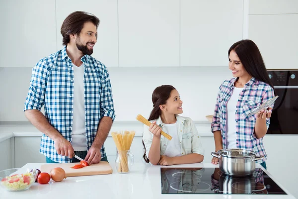 Retrato de agradable encantador atractivo alegre alegre amable gente mamá papá pre-adolescente niño haciendo fresco útil ensalada plato sopa cocina en blanco claro interior interior — Foto de Stock