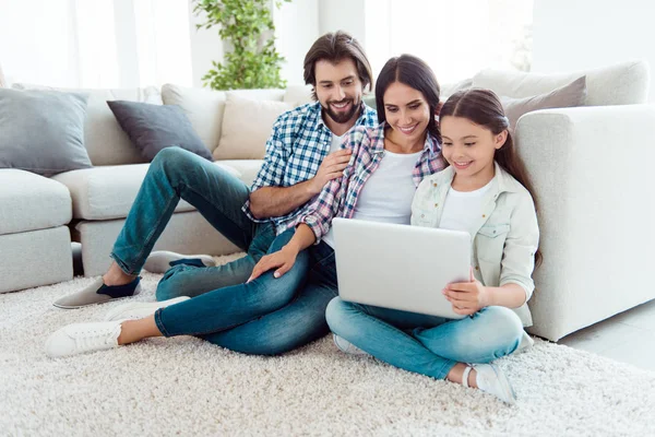 Agradable lindo dulce dulce tierno amable atractivo alegre alegre alegre gente mamá papá sentado en alfombra de piso tiempo libre usuario disfrutando de wi-fi en blanco claro interior moderno en interiores — Foto de Stock