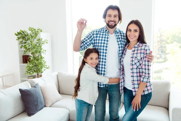 Bienvenidos a una nueva vida. Retrato de agradable lindo encantador alegre alegre alegre gente mamá papá mostrando llaves sala de bienes raíces en la luz blanca moderna habitación interior interior interior — Foto de Stock