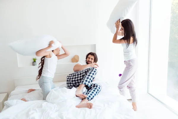 Agradable encantador adorable encantador alegre alegre alegre alegre gente atacando papá papá divertirse tiempo libre en la luz blanca habitación interior en interiores —  Fotos de Stock