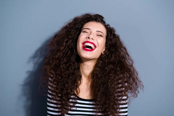 Primer plano retrato de ella ella linda hermosa glamorosa fascinante atractiva alegre dama de pelo ondulado riendo loco aislado sobre fondo gris pastel —  Fotos de Stock