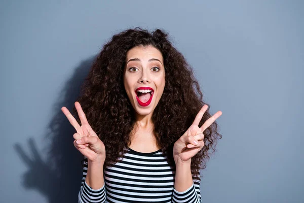 Primer plano estudio foto retrato de atractivo descuidado con la boca abierta dientes blancos maquillaje perfecto personas dama hacer dar señal de símbolo v-signo aislado fondo gris — Foto de Stock