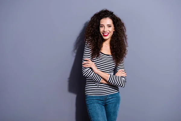 Retrato de lindo charmoso alegre otimista vestindo branco preto pulôver pessoas senhora de pé isolado fundo cinza — Fotografia de Stock