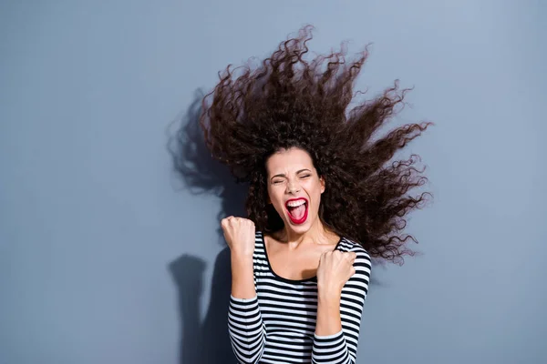 Närbild foto porträtt av ganska attraktiv positiva glada charmiga grimaserande ha kul tid gratis drömmande dam prishöjande nävar upp isolerade grå bakgrund — Stockfoto