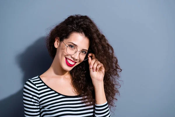 Primer plano foto retrato de optimista agradable con dientes sonrisa radiante larga gruesa marrón voluminoso peinado dama tocando gafas delgadas fondo gris aislado — Foto de Stock