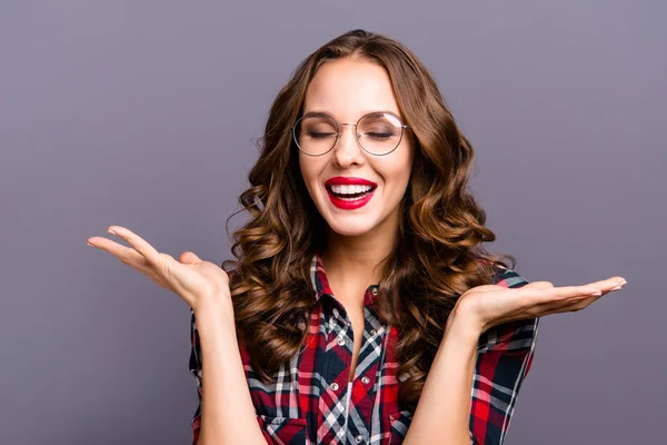 Gros plan portrait de incroyable belle ondulée elle ses yeux de dame fermer dans le délice heureux première chute de neige pluie attraper par les mains portant des spécifications à carreaux chemise vêtements isolés fond gris — Photo