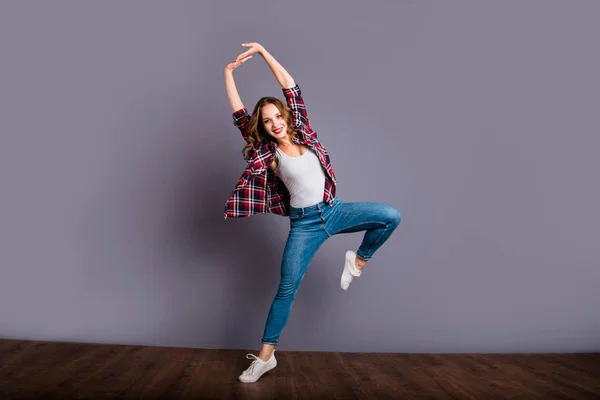 Ganzkörperansicht Foto von fliegen hoch erstaunlich attraktiv schön sie ihre Dame Modern Dance Training Zumba flexibel tragen lässig Jeans kariertes kariertes Hemd auf grauem Hintergrund — Stockfoto