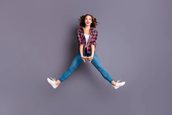 Ganzkörperansicht Foto springen hoch erstaunlich attraktiv schön sie ihre Dame Flug in der Luft Beine trennen ziemlich niedlich trägt lässige Jeans Jeans kariert kariertes Hemd grauen Hintergrund — Stockfoto