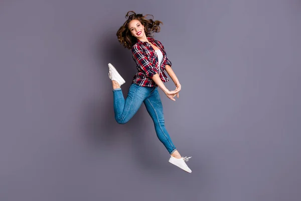 Ganzkörperansicht Foto springen hoch erstaunlich attraktiv sie ihre Dame träumerischen Traum inspirierte Fantasie Flug trägt lässige Jeans Jeans kariertes kariertes Hemd grauen Hintergrund — Stockfoto