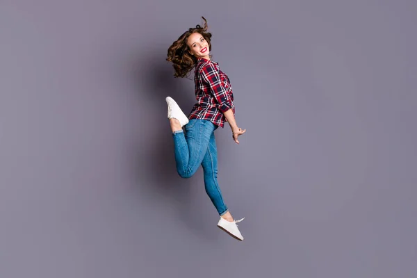Ganzkörperansicht Foto springen hoch erstaunlich attraktiv sie ihre Dame Flug in der Luft kokett Verhalten trägt lässige Jeans Jeans kariertes kariertes Hemd grauen Hintergrund — Stockfoto