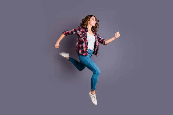 Tamanho total da foto do corpo da mosca alta atraente bonita ela sua menina quer estar a tempo para preto sexta-feira venda desconto vestindo casual xadrez xadrez camisa jeans jeans isolado fundo cinza — Fotografia de Stock