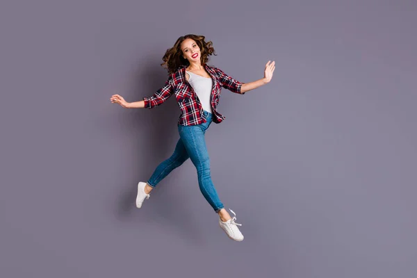 Volledige lengte grootte lichaam foto weergeven springen hoge verbazingwekkend aantrekkelijke mooie geruite ze haar lady vlucht omhoog in de lucht niet haasten pretty cute dragen casual jeans denim plaid shirt grijze achtergrond — Stockfoto