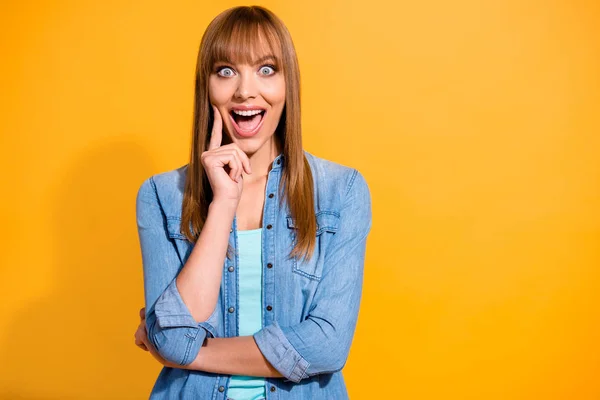 Porträt von ihr sie nett verrückt schön winzig attraktiv fröhlich fröhlich glatthaarige Dame berühren Kinn geöffnet Mund isoliert über hell lebendigen Glanz gelb Hintergrund — Stockfoto