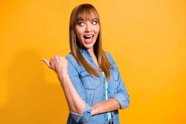 Retrato de ella ella agradable dulce guapo atractivo alegre alegre de pelo recto dama mostrando de nuevo a un lado anuncio aislado sobre brillante brillante brillante brillante fondo amarillo — Foto de Stock