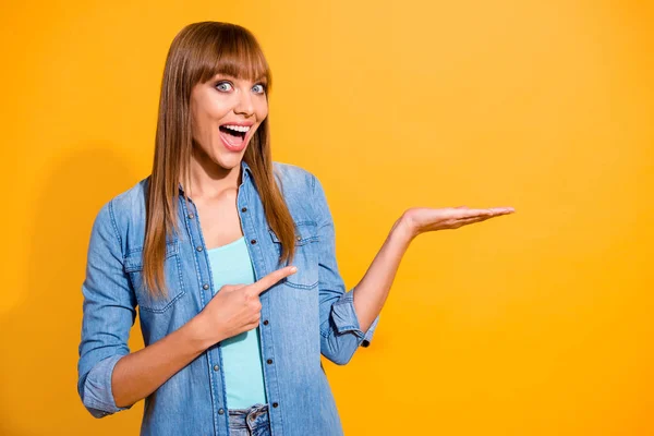 Retrato de ella ella agradable dulce guapo atractivo alegre de pelo recto dama sosteniendo en copia de la palma vacío espacio en blanco aislado sobre brillante brillante brillo amarillo fondo — Foto de Stock