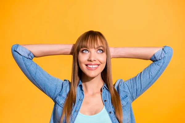 Retrato de ella ella agradable bonito dulce adorable fascinante atractivo alegre alegre alegre de pelo recto dama manos detrás de la cabeza mirando hacia arriba aislado sobre brillante brillante brillante brillante amarillo fondo — Foto de Stock