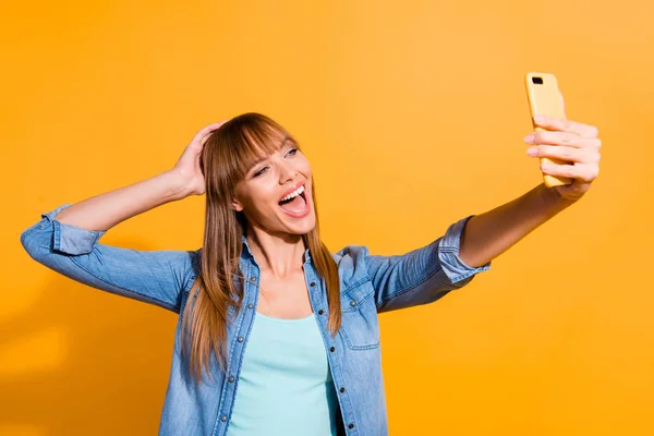 Portret jej ona miła fajna szalony piękny atrakcyjny pociągający wesoły proste włosy Pani Dokonywanie biorąc selfie urządzenia gadżet na białym tle jasne żywe połysk żółty — Zdjęcie stockowe