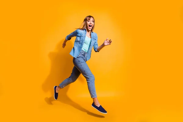 Comprimento total tamanho do corpo foto gritando salto alto incrível bonito ela sua senhora pouco baixos preços apressando shopping center loja vestindo jeans casuais jeans camisa roupas isoladas no fundo amarelo — Fotografia de Stock