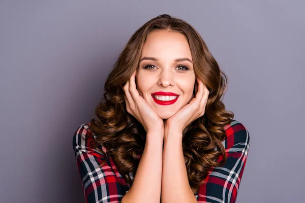 Närbild porträtt av snygg söt bedårande attraktivt charmiga ganska winsome glada glada vågig-haired lady cool glans utseende isolerade över grå pastell lila bakgrund — Stockfoto