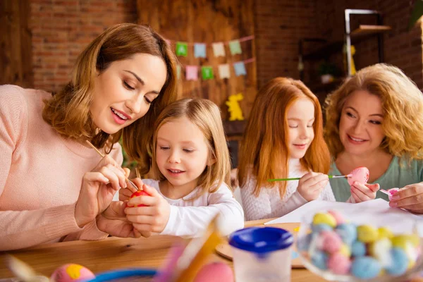 Portrét nice sweet atraktivní krásné veselá dámy pomoci pomáhat holky dělají dekorativní věci slavnostní přípravy domu cihlová patrová průmyslové interiéru pokoje uvnitř — Stock fotografie