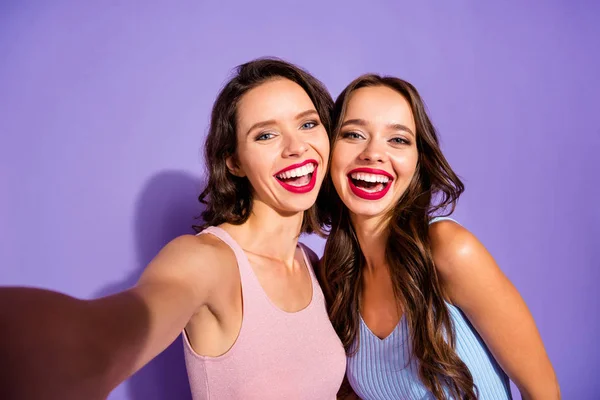 Cerrar foto dos impresionantes las damas de blanco los dientes pomada brillante hacer tomar autorretratos famosos cosméticos maquillage Síguenos instagram desgaste vestidos aislados púrpura violeta vivo vibrante fondo —  Fotos de Stock