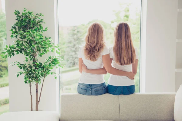 Close Back Rear View Photo Two People Mum Teen Daughter — Stock Photo, Image