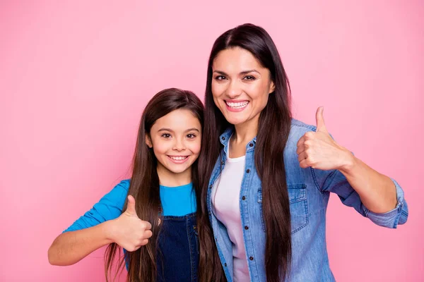 Retrato de dois agradável bonito doce winsome encantador fascinante atraente alegre encantador positivo meninas mostrando anúncio thumbup anúncio isolado sobre fundo pastel rosa — Fotografia de Stock