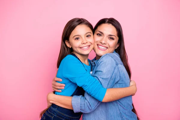 Retrato de dois agradável bonito adorável muito na moda encantador atraente charmoso alegre alegre positivo meninas abraçando cuidados confiança sentimentos nova vida familiar isolado sobre fundo pastel rosa — Fotografia de Stock