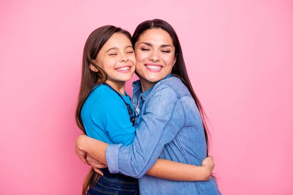 Retrato de dos lindos lindos bastante de moda elegante encantador atractivo encantador tierno alegre positivo niñas abrazando cuidado confianza sentimientos nueva vida familiar cerrado ojos aislados sobre rosa pastel fondo — Foto de Stock