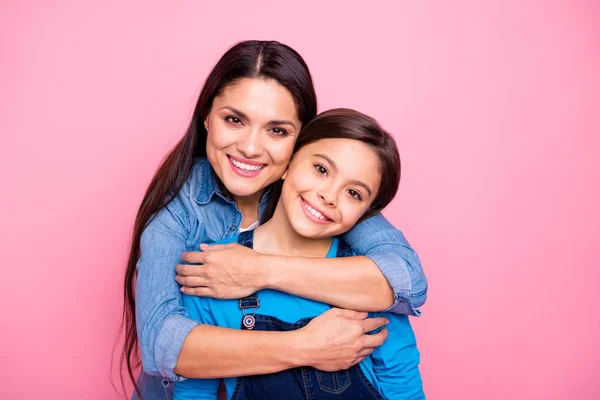 Close-up retrato de dois agradável bonito muito na moda elegante encantador atraente alegre positivo sonhador meninas cuidado confiança sentimentos nova vida familiar humor isolado sobre rosa fundo pastel — Fotografia de Stock