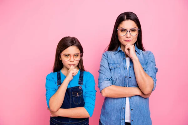 Retrato de dois agradável na moda bonito bonito bonito atraente encantador suspeito sincero de cabelos lisos meninas tocando queixo isolado sobre fundo pastel rosa — Fotografia de Stock