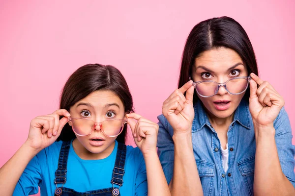 Nahaufnahme Porträt von zwei netten netten hübsch attraktiv lustig verwirrt glatthaarige Mädchen setzen Brille ab Idee Frage Antwort Dilemma isoliert über rosa Pastell Hintergrund — Stockfoto