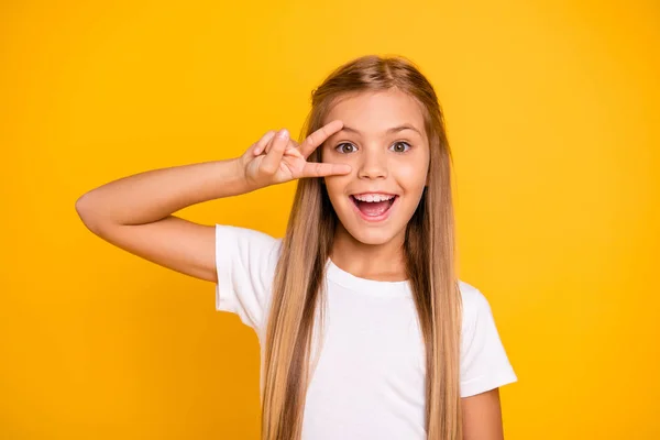 Närbild porträtt av hennes hon trevlig attraktiv härliga glada glada positiva flickaktiga straight-haired tjej visar lanceattacken nära ögat isolerade över ljusa levande glans gul bakgrund — Stockfoto