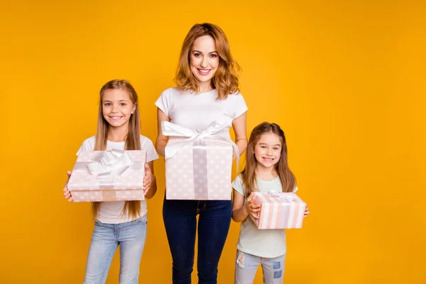 Retrato de tres lindos adorables adorables guapos atractivos alegres alegres alegres personas rubias positivas sosteniendo en las manos cajas día aislado sobre brillante brillo vívido fondo amarillo — Foto de Stock