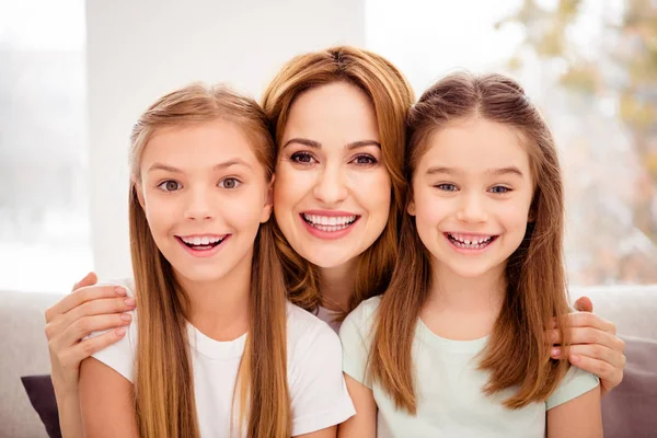 Close-up portrait of nice-looking adorable cute lovable lovely winsome attractive charming cheerful cheery people mum hugging bonding pre-teen girls in house indoors — Stock Photo, Image