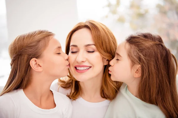 Nahaufnahme Portrait von netten netten schönen entzückenden weinsüssen sanft zart attraktiv charmant fröhlich fröhlich positive Rothaarige Menschen Mutter küsst pre-teen Mädchen im Haus drinnen — Stockfoto