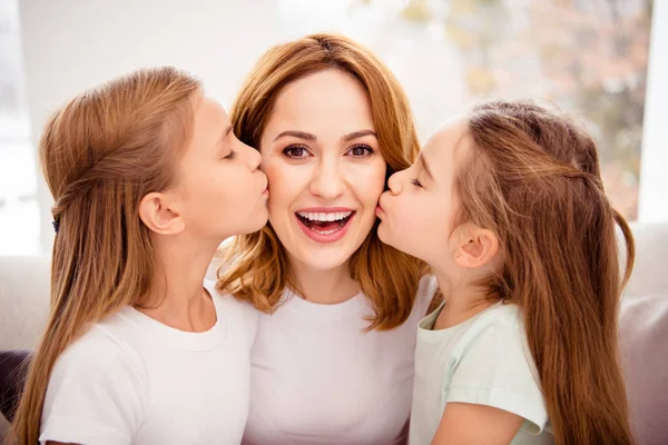 Szczegół portret ładne ładny piękny pociągający słodki delikatny przetargu atrakcyjne uroczy redhair wesoły, wesoły, pozytywne, Cieszę się, że ludzie mama Całowanie w domu dziewcząt pre-teen pomieszczeniu — Zdjęcie stockowe