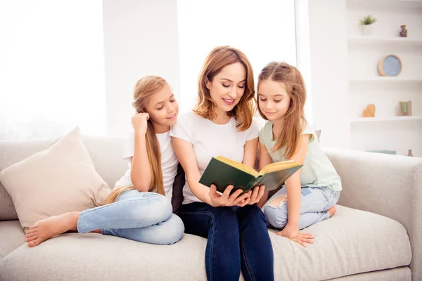 Retrato de lindo lindo encantador encantador alegre alegre pelo rojo gente mamá lectura libro pre-adolescente niñas sentadas en diván en casa en el interior — Foto de Stock
