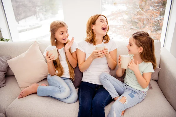 High angle view portrait of nice cute lovely attractive charming cheerful positive ginger hair people mom mom mom pre-teen girls sitting on divan in house indoors — стоковое фото