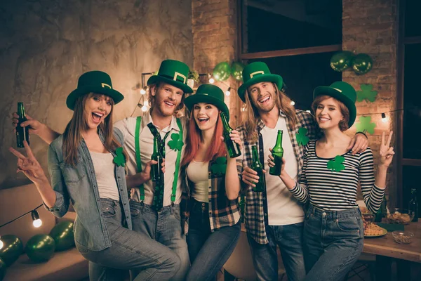 Meilleures amis compagnie dans la culture nationale traditionnelle irlandaise costumes de lutin tenant les bras dans v-signe boire de la bière boisson rire drôle funky meilleures vacances week-end — Photo
