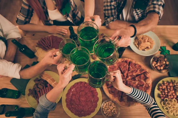 Dessus au-dessus de l'angle élevé recadré vue rapprochée de beau groupe de personnes gars clinking artisanat brasserie pot tasse ale sur la table servie à l'intérieur — Photo