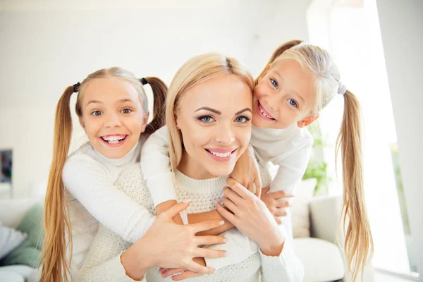 Närbild porträtt av trevlig söt bedårande härlig drömmande söta charmiga attraktiva glada mama piggybacking pre-tonåring flickor daydream semester helg i ljus vitt rum — Stockfoto