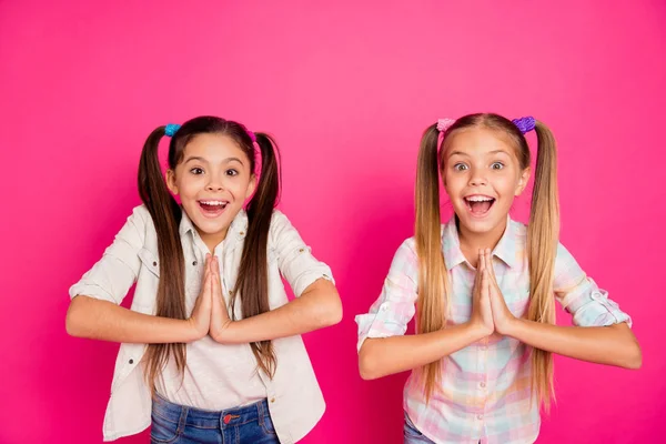 De cerca foto dos niñas de poca edad manos brazos palmas juntas gritar grito grito quieren comprar comprador tableta venta descuento usando vaqueros casuales vaqueros a cuadros camisas a cuadros aislados rosa fondo vivo —  Fotos de Stock