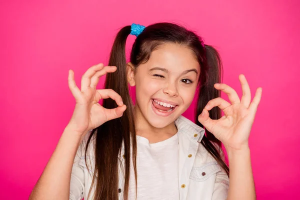 De cerca foto pequeña pequeña edad que su chica sonriendo alegremente okey símbolo ambas manos brazos parpadeando usando vaqueros vaqueros a cuadros camisas a cuadros aislados rosa vibrante brillante fondo vivo —  Fotos de Stock