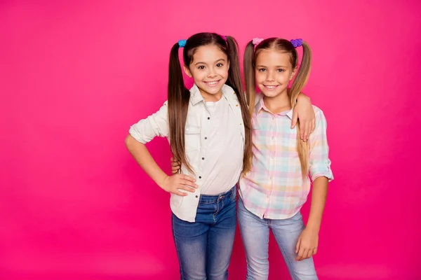 De cerca foto pequeña pequeña edad que su chica abrazando a las hermanas afortunadas se aman usando vaqueros casuales vaqueros camisas a cuadros aislados rosa vibrante brillante fondo vivo — Foto de Stock